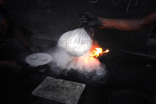 DHAKA. 2008 April. Work at molding workshop. Copyright Monirul Alam