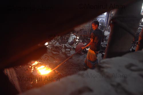 DHAKA. 2008 April. Work at molding workshop. Copyright Monirul Alam