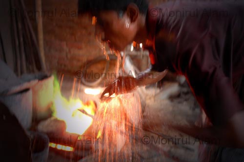 DHAKA. 2008 April. Work at molding workshop. Copyright Monirul Alam